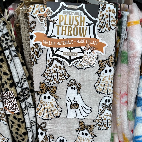 NEW Viral Reversible Leopard/Cheetah Ghosts Halloween Blanket - Picture 1 of 2